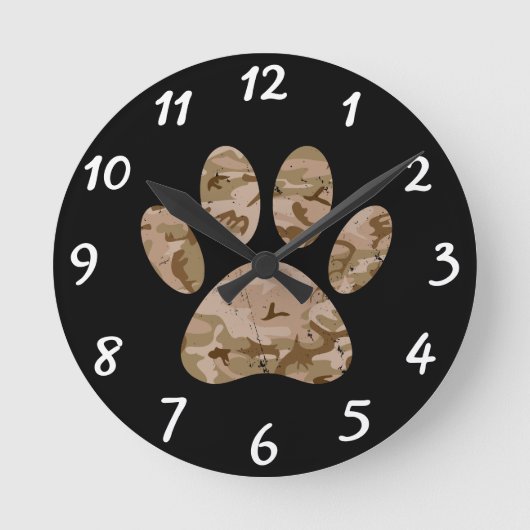 Distressed Desert Camo Dog Paw Print Round Clock ラウンド壁時計 (正面)