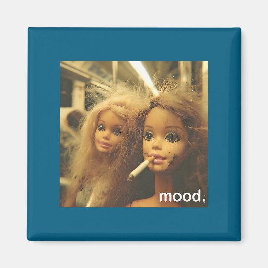 Distressed Doll Face Meme Premium マグネット (正面)