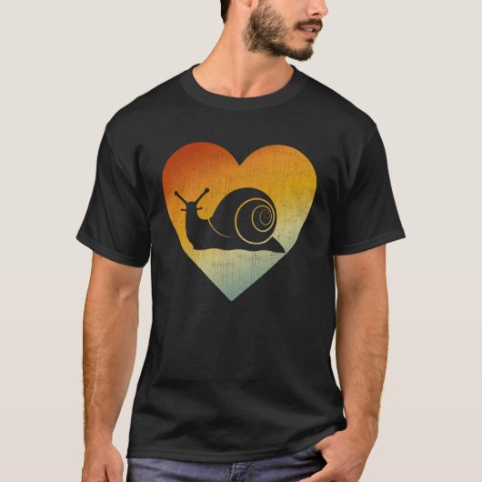 Distressed Heart Retro Style Men Women Snail Tシャツ (正面)