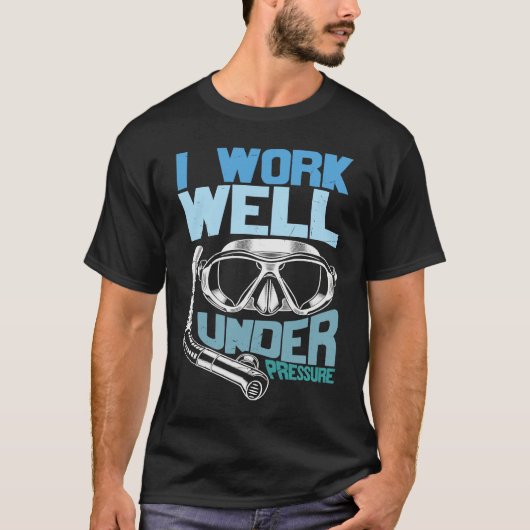 Distressed Scuba Diving  I Work Well Under a Press Tシャツ (正面)