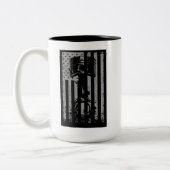 Distressed USA Flag Piston Muscle Car Illustration ツートーンマグカップ (左)