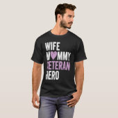 Distressed Veteran Wife Mommy Veteran Hero Tシャツ (正面フル)