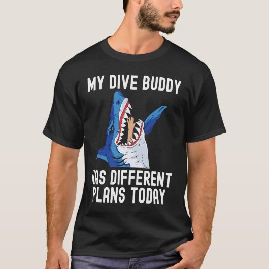 Dive Buddy has different plan Scuba Diving Shark S Tシャツ (正面)