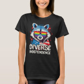 Diverse Independence Raccoon LGBT Pride Sunglasse Tシャツ (正面)