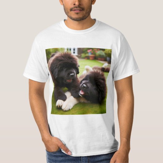Divertidos Cachorros de Terranova en Acción Tシャツ (正面)
