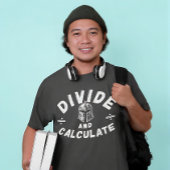 Divide And Calculate – Funny Math Warrior Design Tシャツ