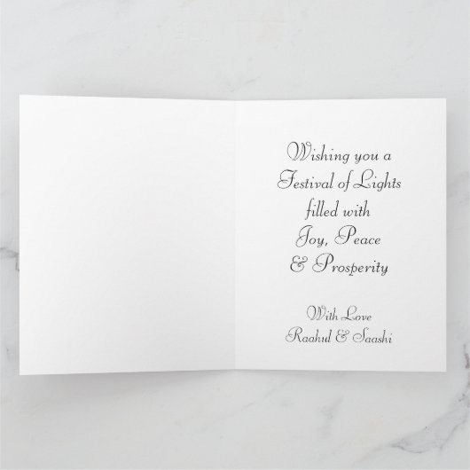 Diwaliの幸せなタイポグラフィの紫色の花のはすの花 カード (内部)