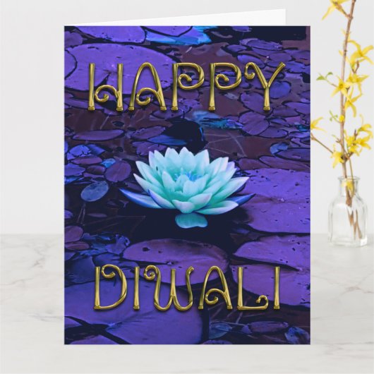 Diwaliの幸せなタイポグラフィの紫色の花のはすの花 カード (黄色い花)