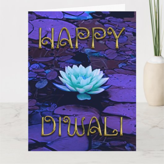 Diwaliの幸せなタイポグラフィの紫色の花のはすの花 カード (正面)