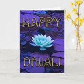 Diwaliの幸せなタイポグラフィの紫色の花のはすの花 カード (黄色い花)