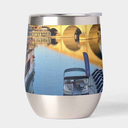 Dixie Belle by the London Bridge in Lake Havasu (左面)