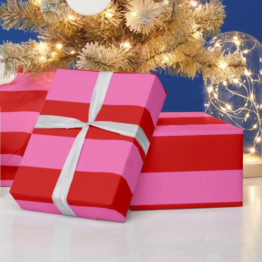 DIYカラーXL名門私立校風のストライプレッドホットピンク ラッピングペーパー (クリスマス)