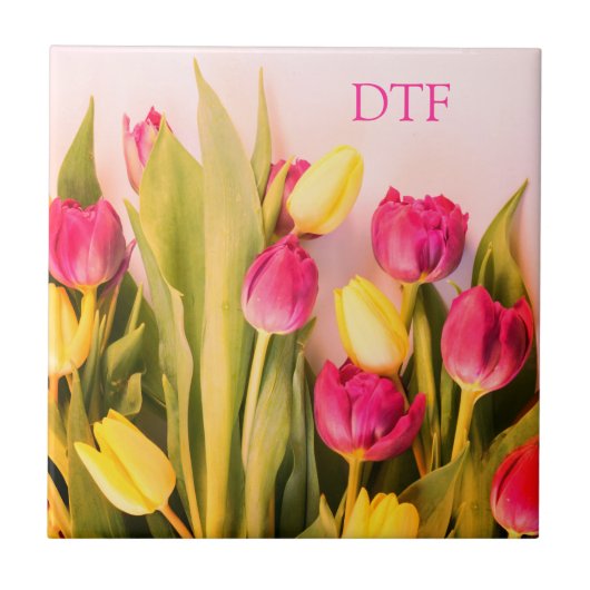DIYピンクモノグラム/名前、ピンク&イエローチューリップ タイル (正面)