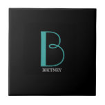 DIYラージモノグラム&名前、ティール(緑がかった色)/ホワイト文字、ブラック タイル<br><div class="desc">白で名シンプル前を付けスタイリッシュて文字デザイン、黒い背景にティール(緑がかった色)の大きなモノグラムをパーソナライズしなさい。</div>