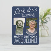 DIY カラー・誰が75歳の誕生日パーティー2枚の写真 招待状 (スタンド正面)