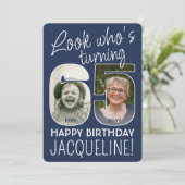 DIY カラー・65歳の誕生日パーティーは誰? 2枚の写真 招待状 (スタンド正面)