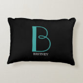 DIY 大きなイニシャル & 名前、ターコイズ/ホワイト テキスト、ブラック アクセントクッション (裏面)