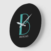 DIY Large Monogram & Name、ティール(緑がかった色)/ホワイト文字、黒 ラージ壁時計 (傾斜)