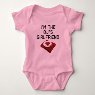 DJのガールフレンド乳児Tシャツ ベビーボディスーツ