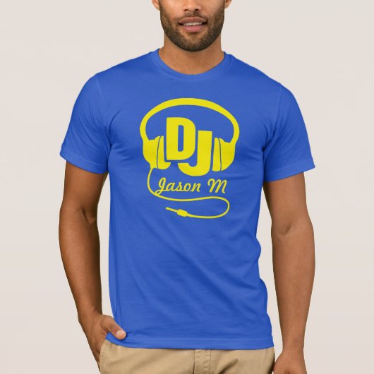 DJ 名前 ヘッドホン 黄色 グラフィックTシャツ Tシャツ (正面)
