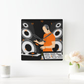 DJ Spinning Vinyl At Decks スクエア壁時計 (ホーム)