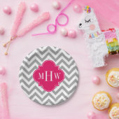 DKグレイチェブロンラズベリークローバー3モノグラム ペーパープレート (パーティー)