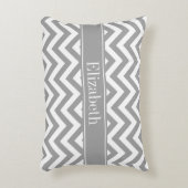 DkグレーホワイトLGシェブロンDkグレーネームモノグラム アクセントクッション (正面(垂直))