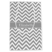 DkグレーホワイトLGシェブロンDkグレーネームモノグラム ミディアムペーパーバッグ (正面)