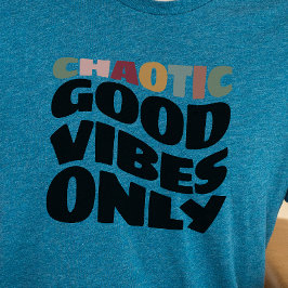 DnDシャツ – カオティックな良い雰囲気のみ Tシャツ