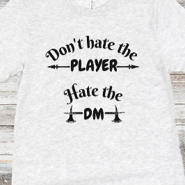 DnDシャツ – プレイヤーを憎まない、DMを憎む Tシャツ
