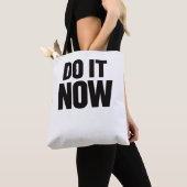 Do It Now Motivational Quote Minimal Typography In トートバッグ (クローズアップ)