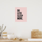 Do Less – ピンクのアンチポスタ感動的ースラッカー ポスター (キッチン)