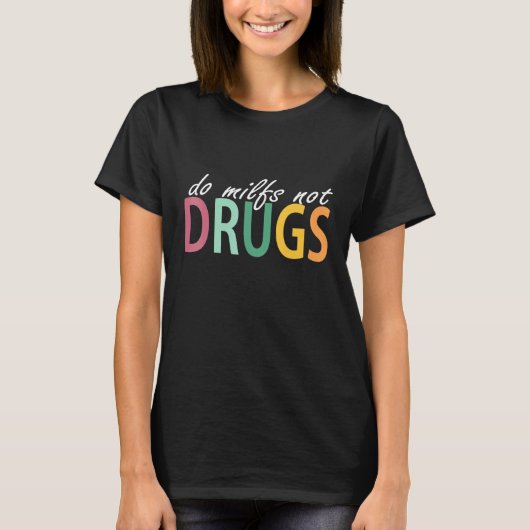 Do Milfs Not Drugs Funny Tシャツ (正面)