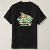 Do Not Disturb Recharging Cute Sleeping Cat Design Tシャツ (デザイン正面)