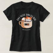 Do Not Disturb Recharging FunnyCat IntrovertCoffee Tシャツ (デザイン正面)