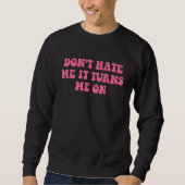 Do Not Hate Me It Turns Me On  Pink Text スウェットシャツ (正面)