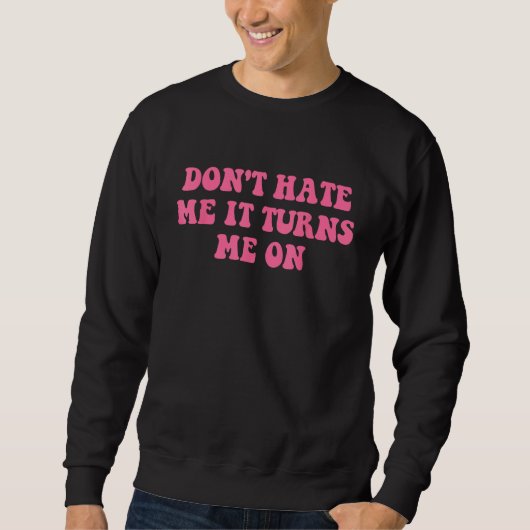 Do Not Hate Me It Turns Me On  Pink Text スウェットシャツ (正面)