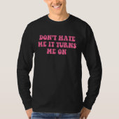 Do Not Hate Me It Turns Me On  Pink Text Tシャツ (正面)