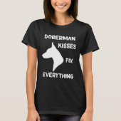 Doberman kisses fix everything Dobie Mom Tシャツ (正面)