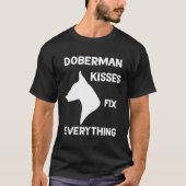 Doberman kisses fix everything Dobie Mom Tシャツ (正面)