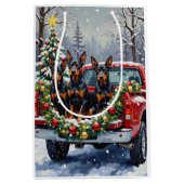 Doberman Pinscher Christmas Red Truck Holiday ミディアムペーパーバッグ (正面)