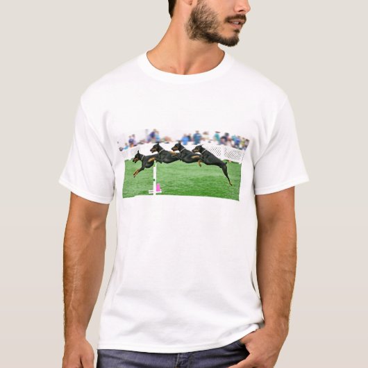 Dobermannの敏捷のジャンプの合成物 Tシャツ (正面)