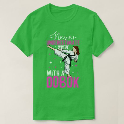 Dobok Hapkidの女の子を決して過小評価しない Tシャツ (デザイン正面)