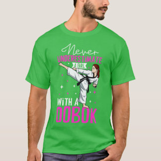 Dobok Hapkidの女の子を決して過小評価しない Tシャツ