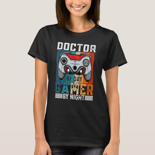 DOCTOR By Day Gamer By Night Meme For Gamers Tシャツ (正面)
