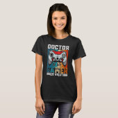 DOCTOR By Day Gamer By Night Meme For Gamers Tシャツ (正面フル)