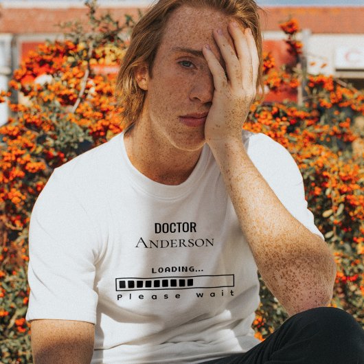 Doctor Name Loading — Minimalist Graduation Design Tシャツ