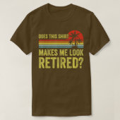 Does This Make Me Look Retired Funny Retirement Tシャツ (デザイン正面)