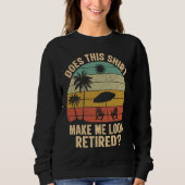 Does This Make Me Look Retired Retro Retirement スウェットシャツ (正面)