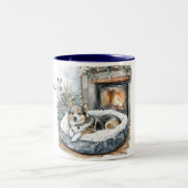Dog Cozy Fireplace Relax ツートーンマグカップ (中央)